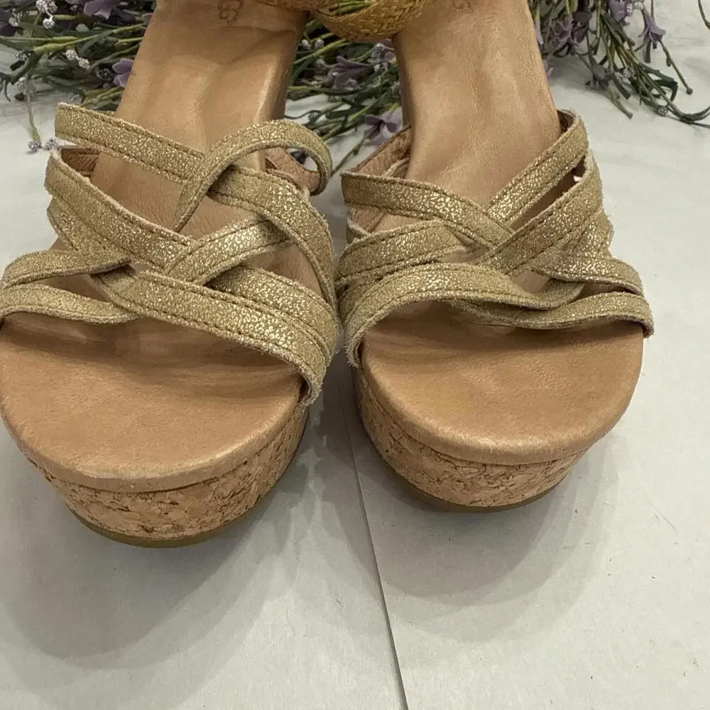UGG Womens Sz 8.5 Lillie Gold Suede Metallic Wedge Sandal Boho Cottageco… - Picture 3 of 12